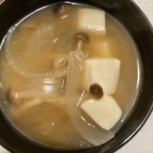 ＊今日のお味噌汁＊しめじ・新玉ねぎ・豆腐